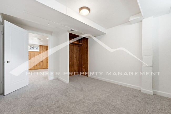 Building Photo - Stunning Home with Central AC and Fenced Yard