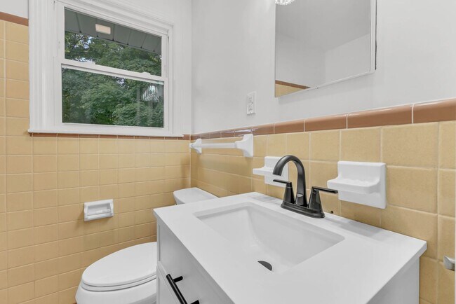 Building Photo - 613 Channell Dr