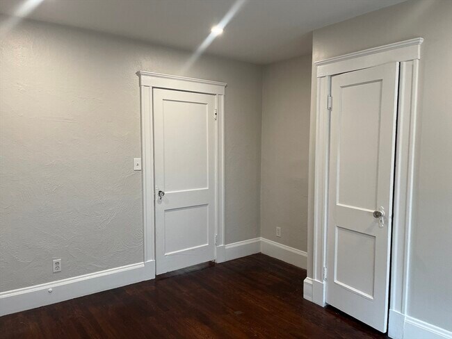 Building Photo - 12 Meadow St