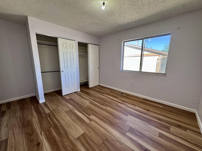Building Photo - 2507 Rainbow Dr