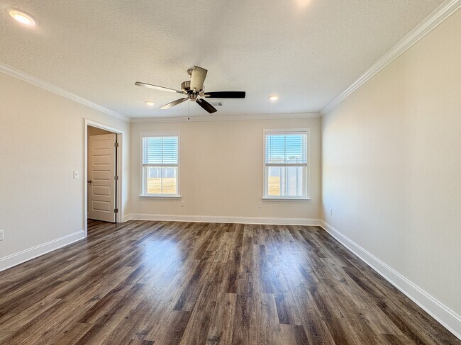 Building Photo - 204A Freightliner Way