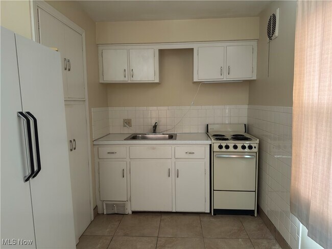 Building Photo - 52 Willow Dr