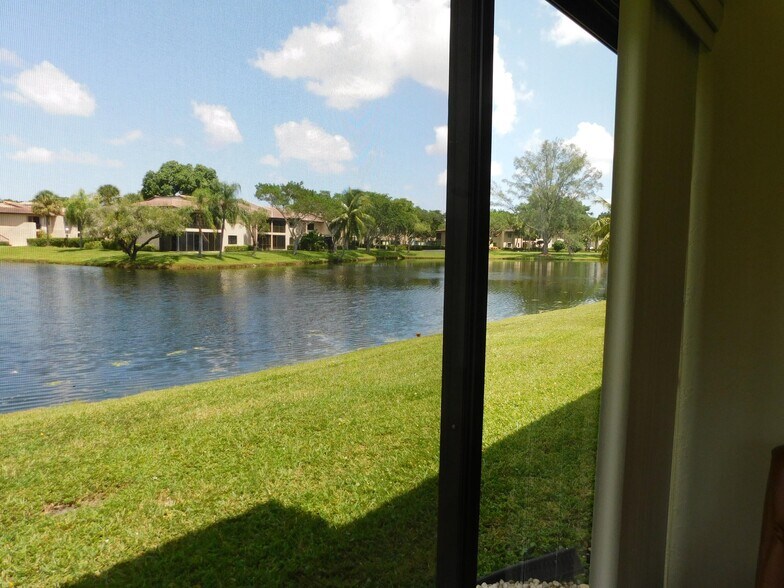 Building Photo - 9285 Vista del Lago