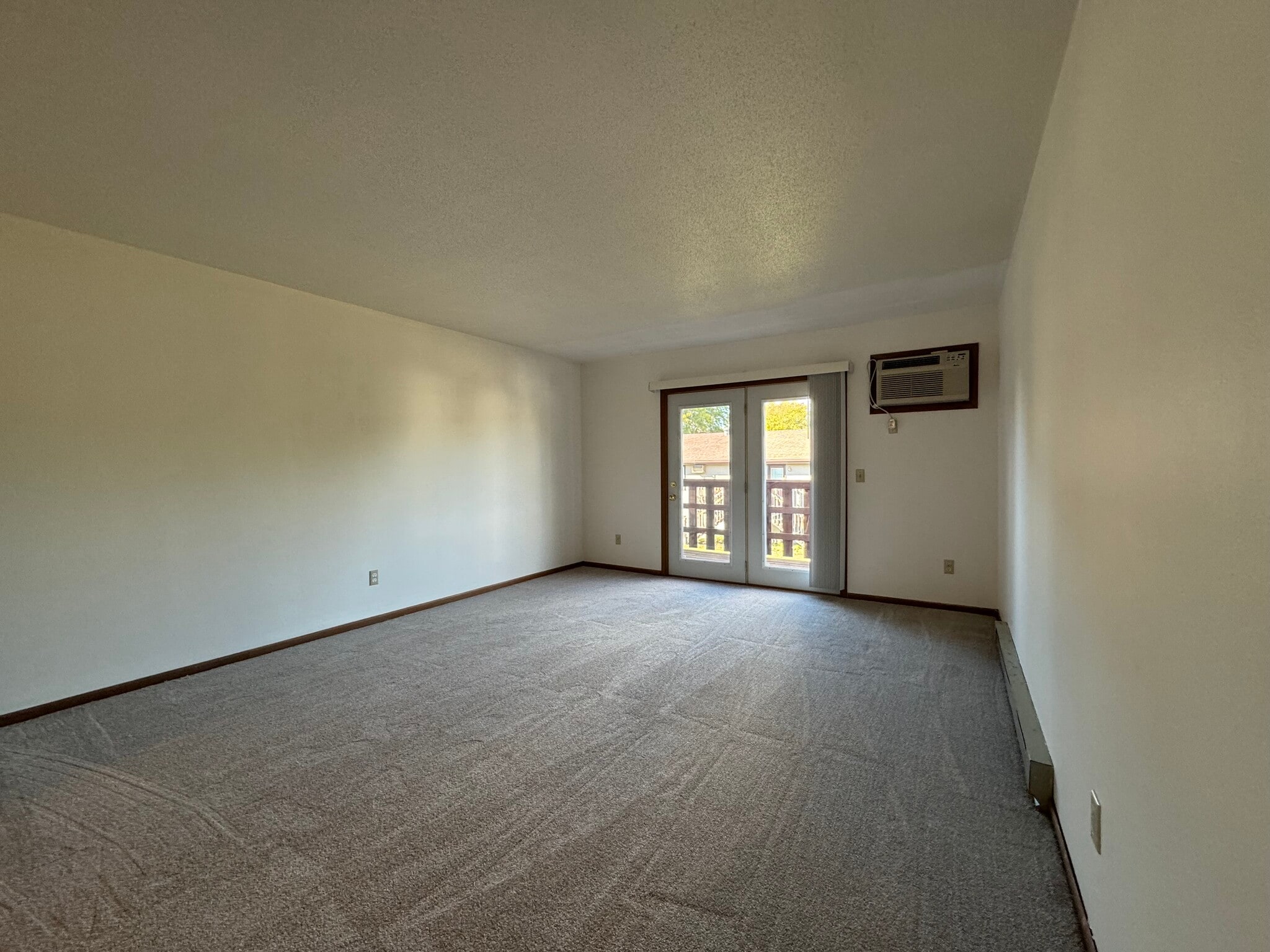 Building Photo - 2318 Meadow Ln