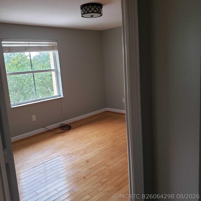 Building Photo - 833 SW 167th Ave