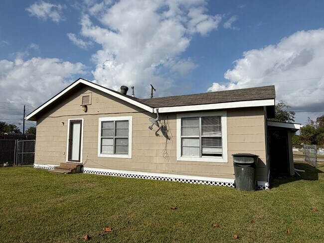 Building Photo - Spacious yard-3/2 available now!