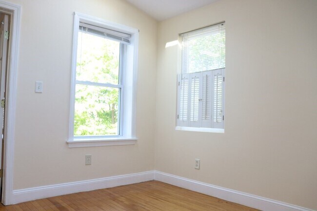 Building Photo - 158 Bridge St