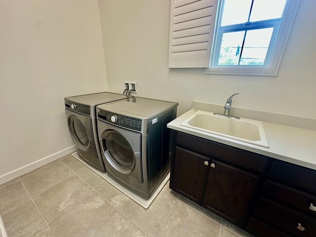 Building Photo - Beautiful Newer Home, Very Clean- Move In ...