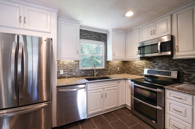 Building Photo - Renovated Singe Family Bi-Level near South...