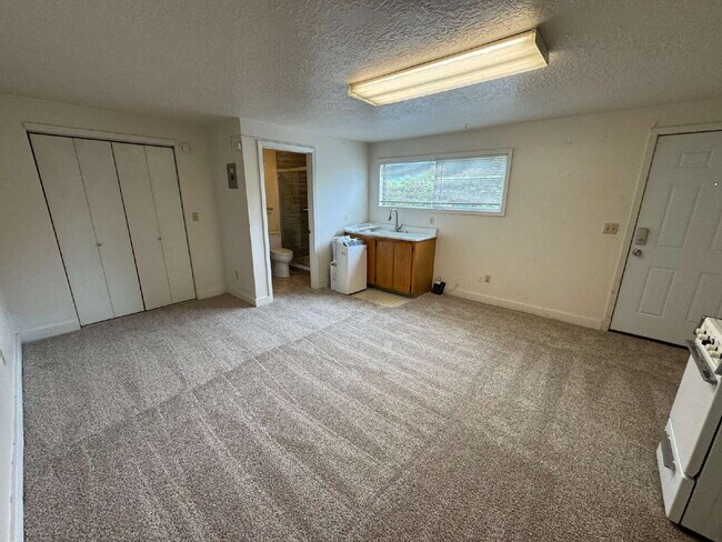 Building Photo - Studio Cottage / 1/2 off 3rd Month's Rent