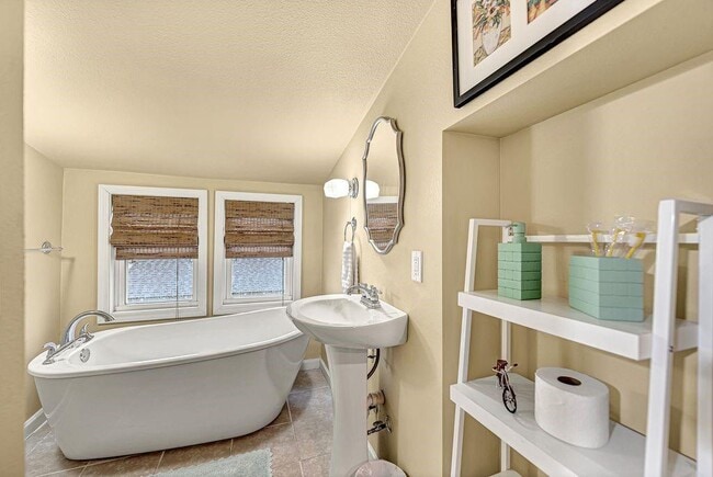 Building Photo - 983 N Main St