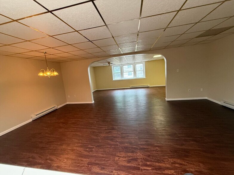 Building Photo - 132 E Main St