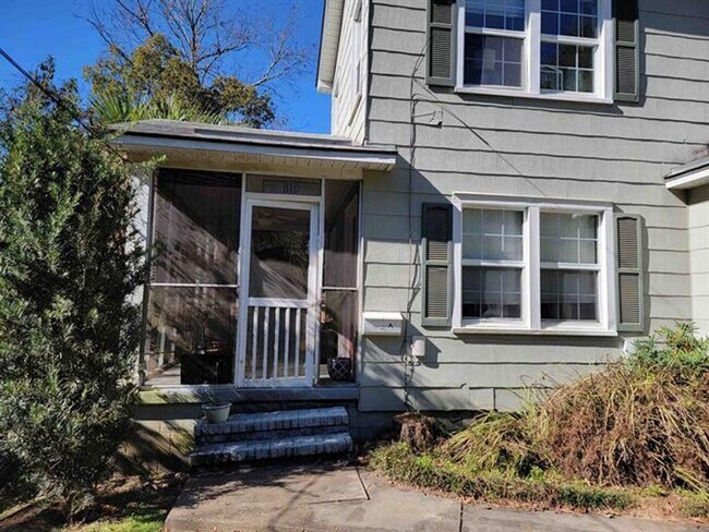 Building Photo - Charming Midtown Apartment