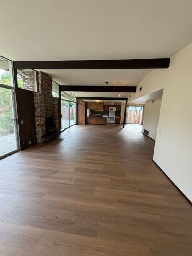 Building Photo - 557 Villanova Dr