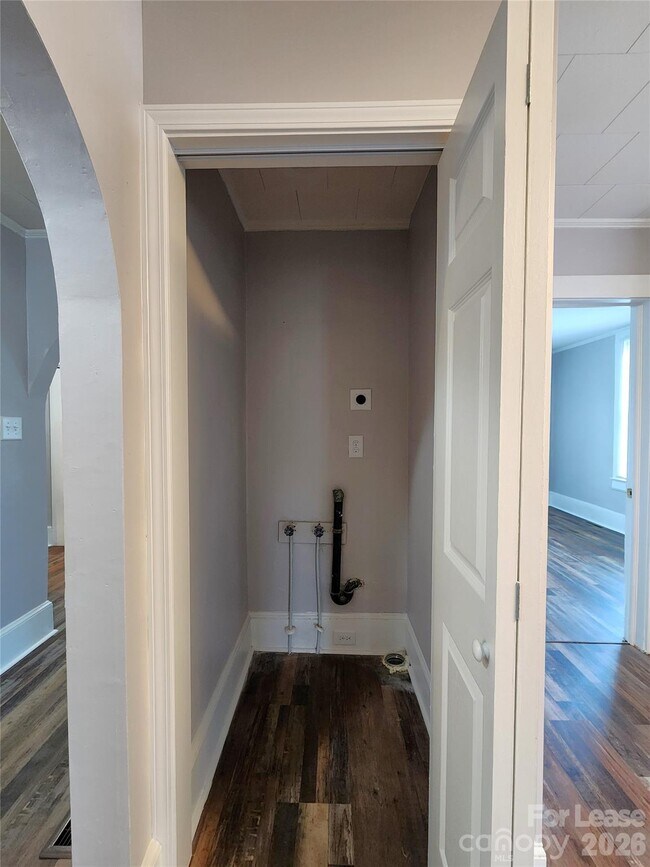 Building Photo - 127 Poplar St