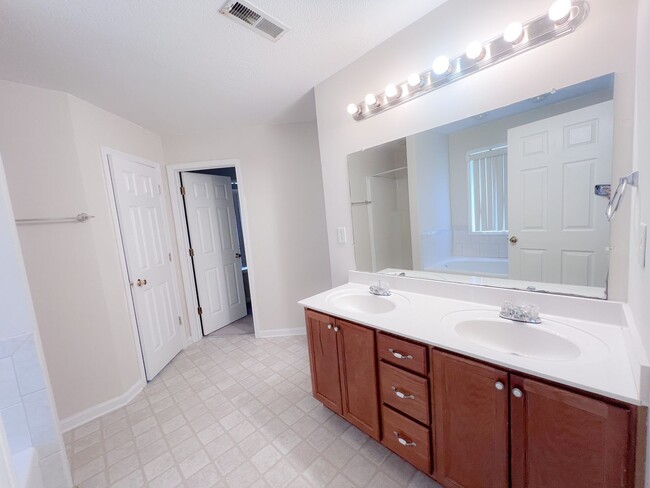 Building Photo - 5 Bedroom 3 Full Bathroom with Fenced in B...