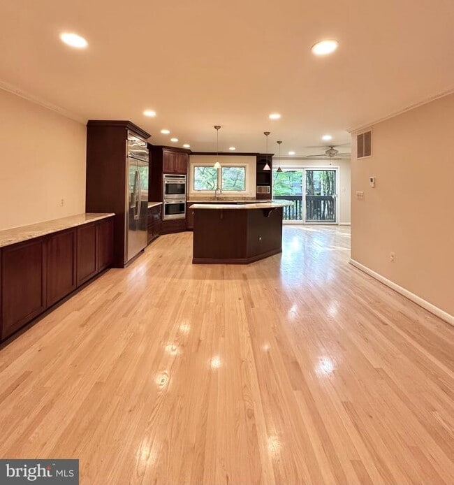 Building Photo - 2021 Lakebreeze Way