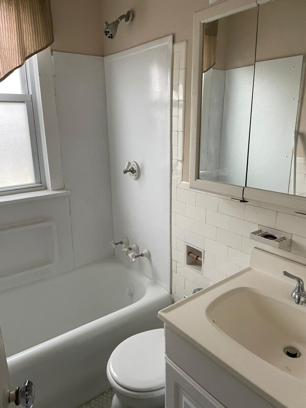 Building Photo - 6215 Ventnor Ave