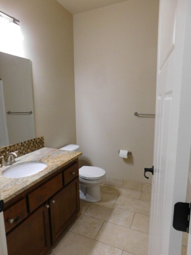 Building Photo - 3Bd/2.5Ba Two Story Townhouse - Available ...