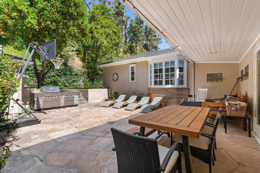 Building Photo - 1165 Coldwater Canyon Dr