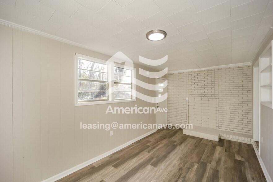 Building Photo - 206 E Crovat St