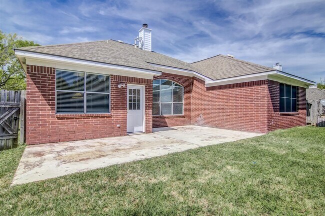 Building Photo - 20719 Medallion Pointe Dr