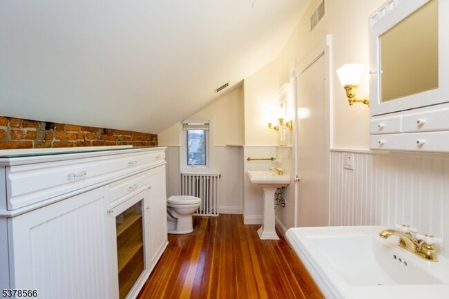 Building Photo - 67 Ferry St