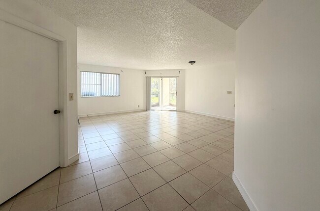 Building Photo - 9977 Westview Dr