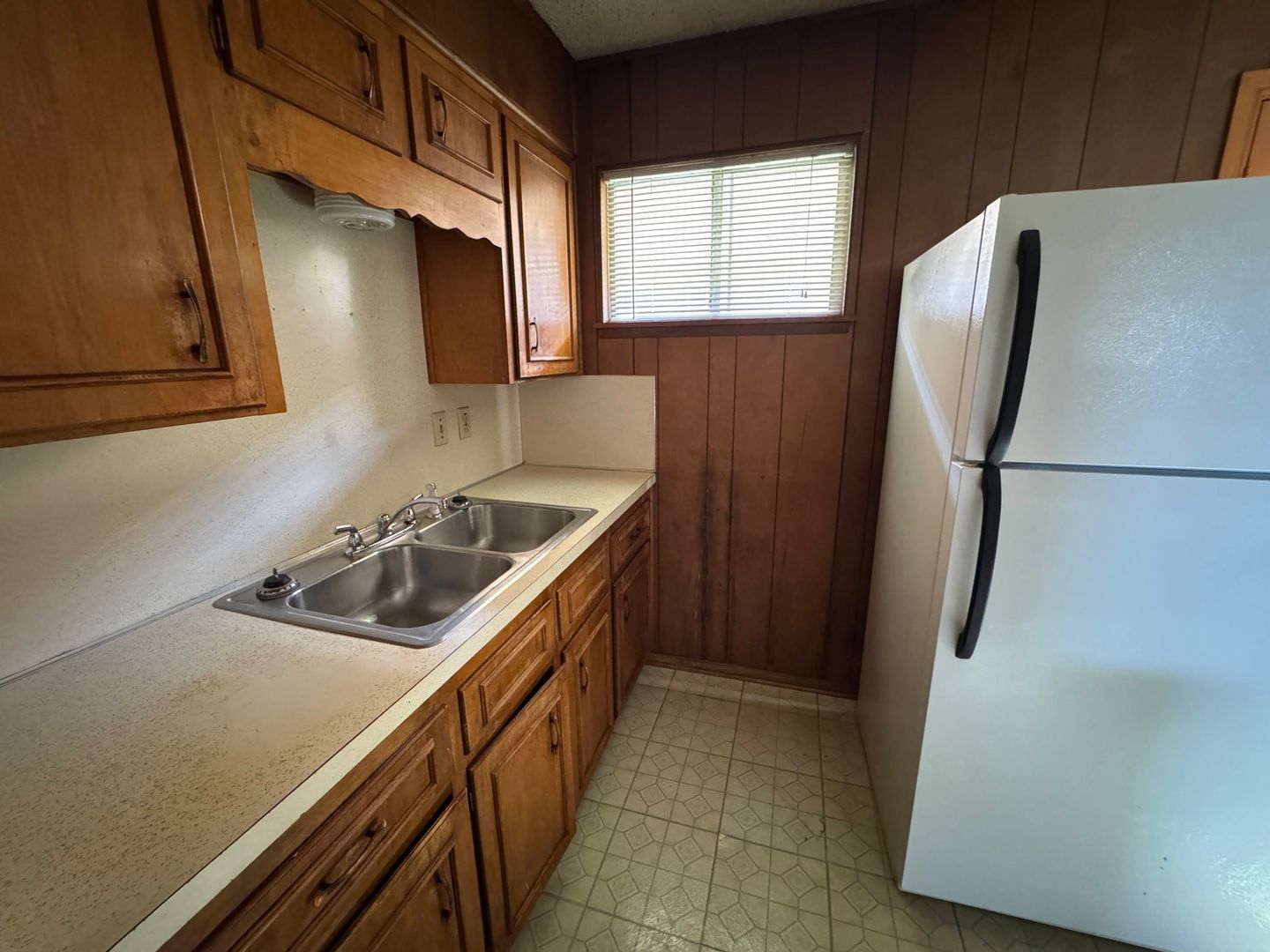 Building Photo - 806 Safady Ave