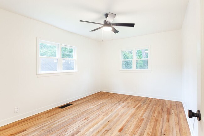 Building Photo - Beautiful Newly Renovated 2/1 w/ Large Fen...