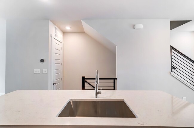 Building Photo - 3 Bedroom Townhome minutes from South End!