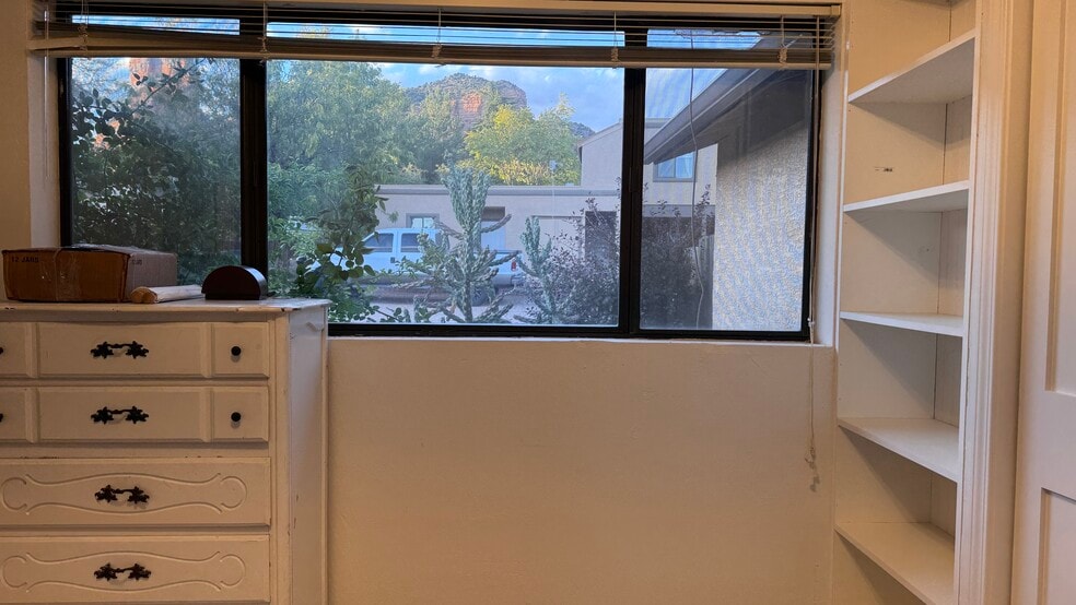 Building Photo - 160 Sugarloaf St