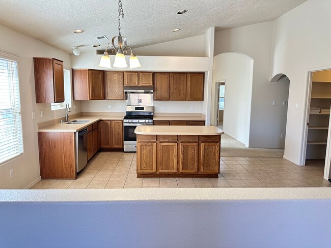 Building Photo - Large 3 bed / 2 Bath | Desirable Cabezon H...