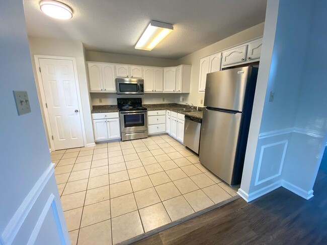 Building Photo - 4 bed, 2.5 bath in Cordova with new ss app...