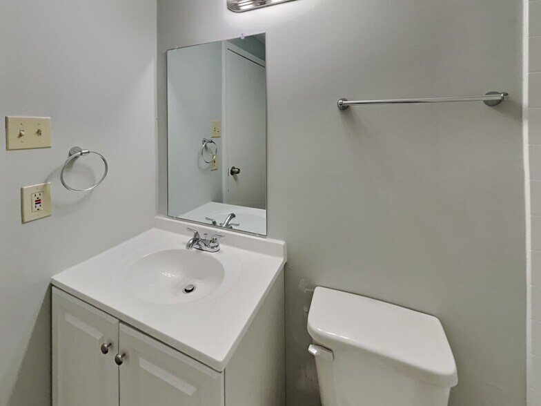 Building Photo - 7390 Isherwood Rd