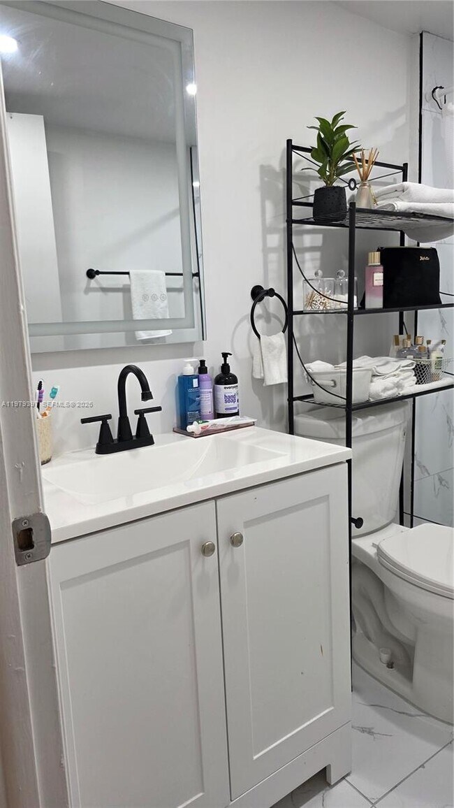 Building Photo - 750 NE 199th St