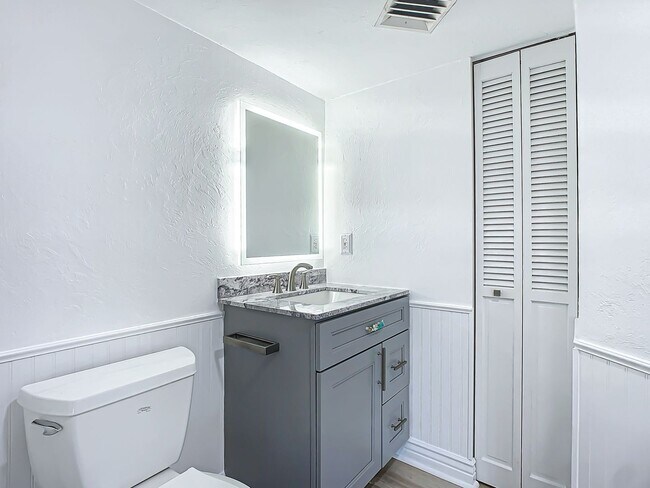 Building Photo - Stunning Penthouse Rental with Intracoasta...