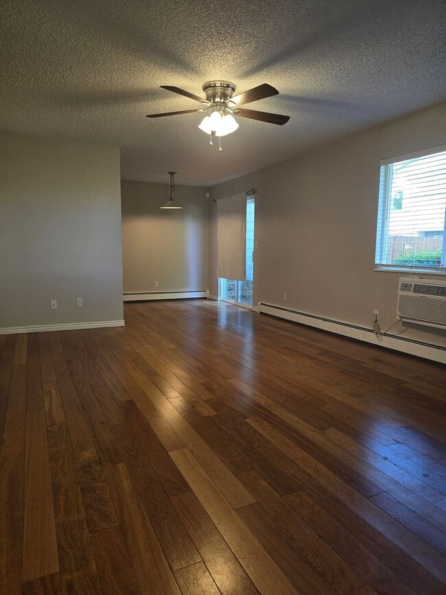 Building Photo - Cute end unit townhome 3-bedroom 2 baths in Thornton.