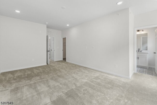 Building Photo - 8 Jessica Ln