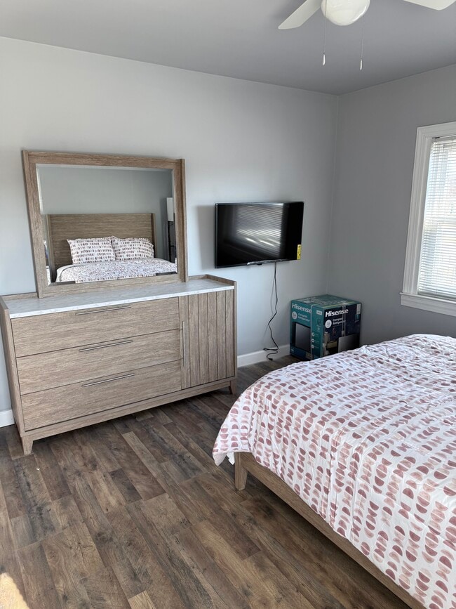 Building Photo - 606 E Main Street Ext