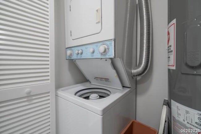 Building Photo - Fully Remodeled 1BR/1BA/1PKG Unit in Waialae Gardens (Kahala)