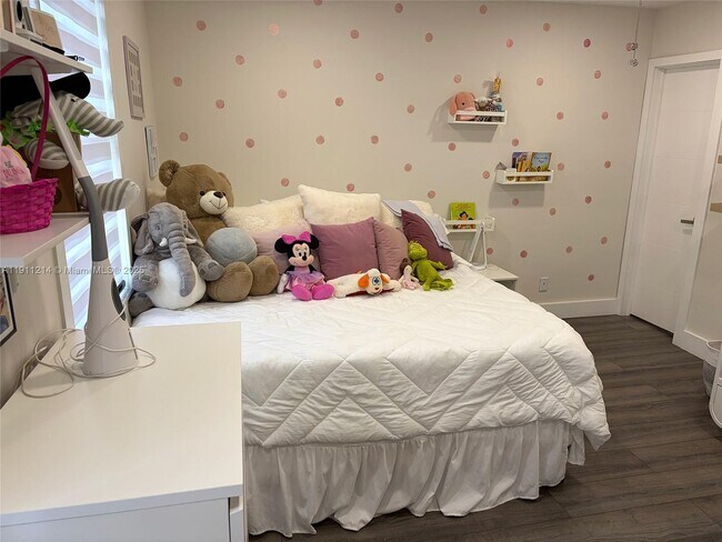 Building Photo - 3690 NE 167th St