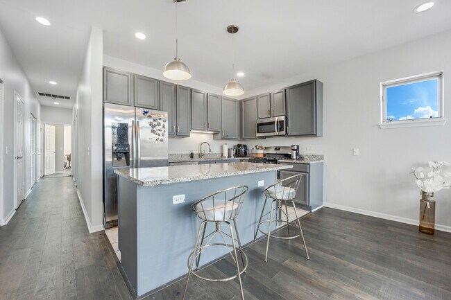 Building Photo - 947 W 14th Pl