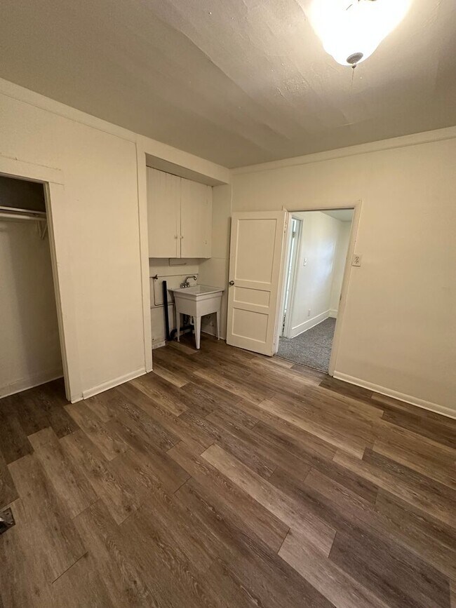 Building Photo - RD1118