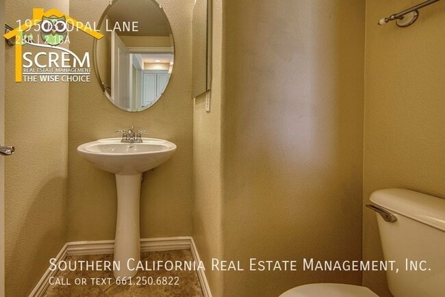 Building Photo - Two Bedroom Townhome in Santa Clarita