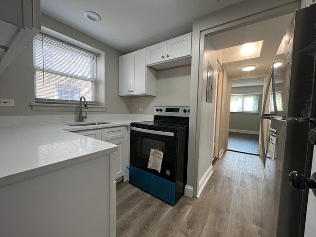 Building Photo - 6023 N. Fairfield-1W