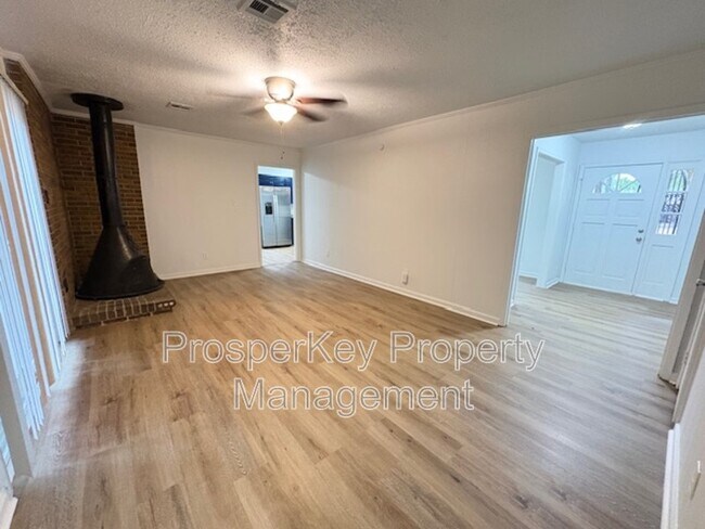 Building Photo - 740 Ledyard Pl