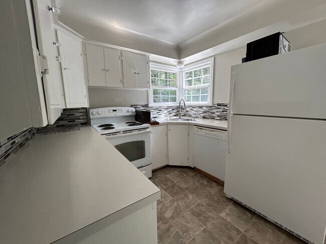 Building Photo - 2 Bed, 1.5 Bath Home with Basement and Sunroom