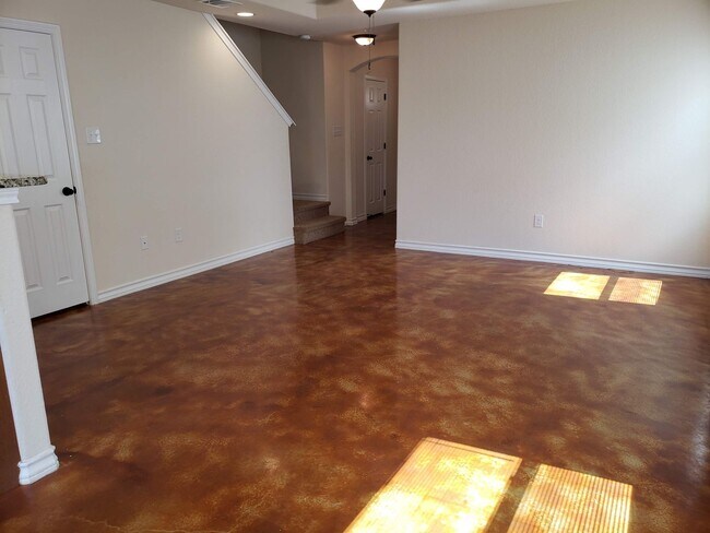 Building Photo - Townhome END unit