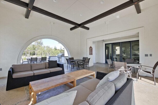 Building Photo - Spacious 4 bedrooms 4.5 bath town home for...